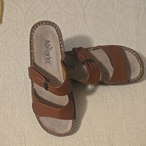 Alegria Brown Sandals size 9M
